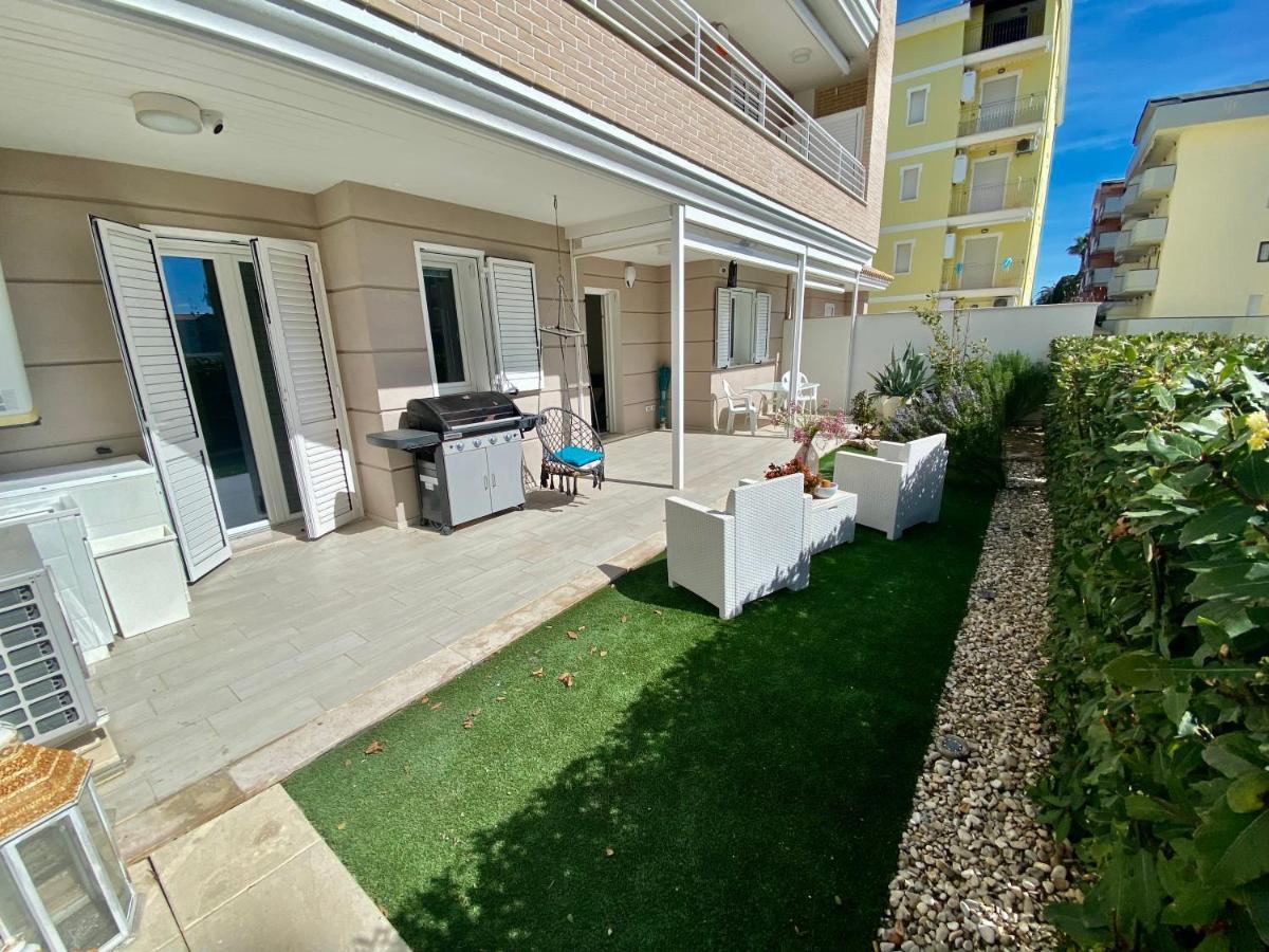 Appartamento Al Mare Con Giardino, Spiaggia E Piscina 알바아드리안티카 외부 사진